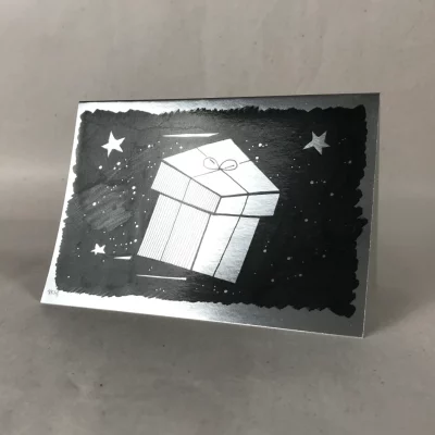 Klappkarte „Silber-Weihnacht“, Motiv „Geschenk“, metallic-silberne Außenseite, handgefertigt, Serie „Weihnachten“, Fiete Rakete.