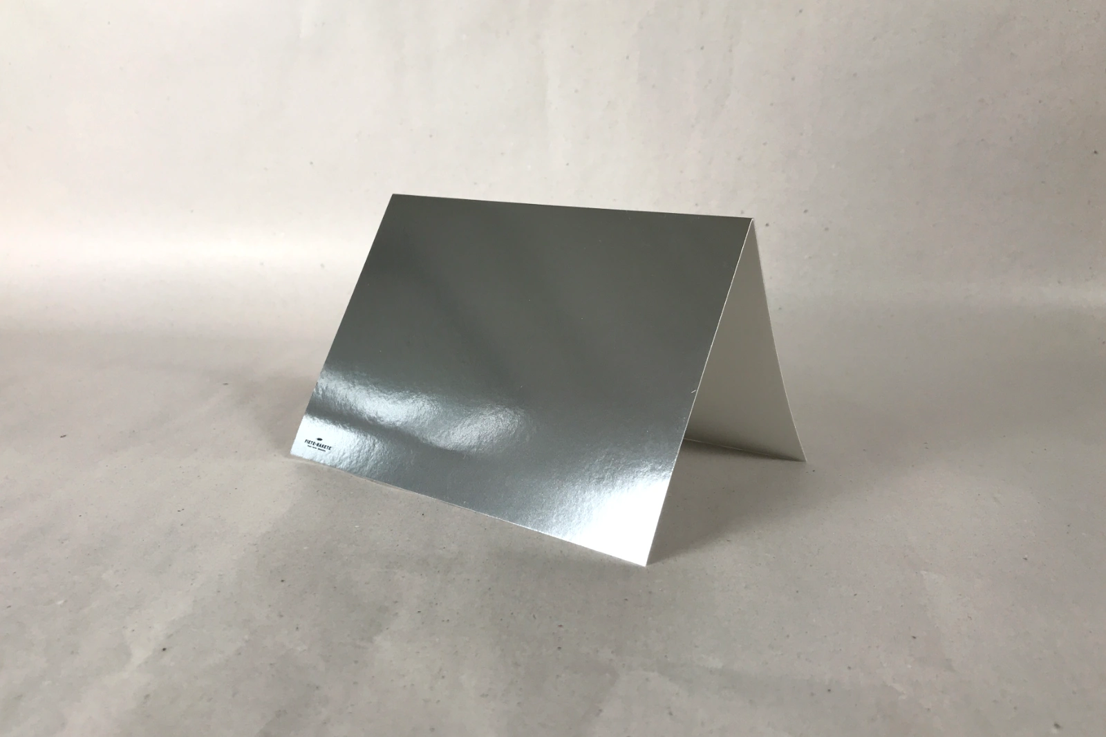 Rückseite der Klappkarte „Silber-Weihnacht“, metallic-silber, kleines Fiete-Rakete-Logo unten links, Serie „Weihnachten“, Fiete Rakete.