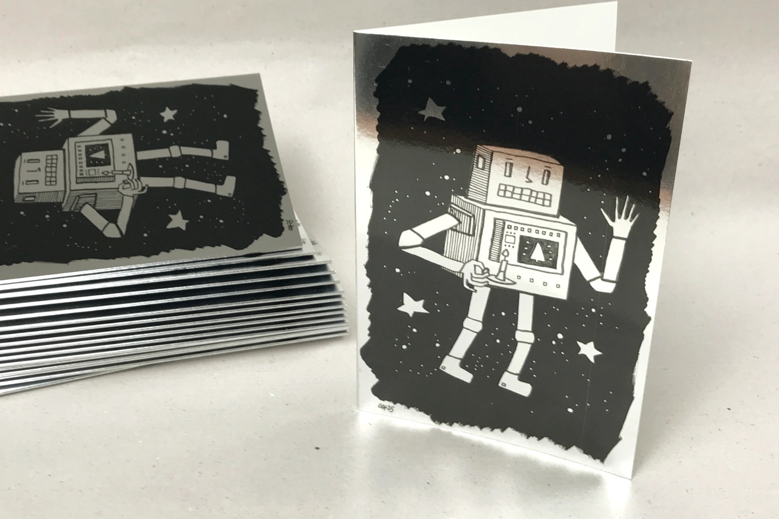 Klappkarte „Silber-Weihnacht“ im Stapel, Roboter-Motiv, Seitenansicht, metallic-silber, Serie „Weihnachten“, Fiete Rakete.