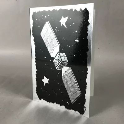 Klappkarte „Silber-Weihnacht“, Motiv „Satellit“, metallic-silberne Außenseite, handgefertigt, Serie „Weihnachten“, Fiete Rakete.