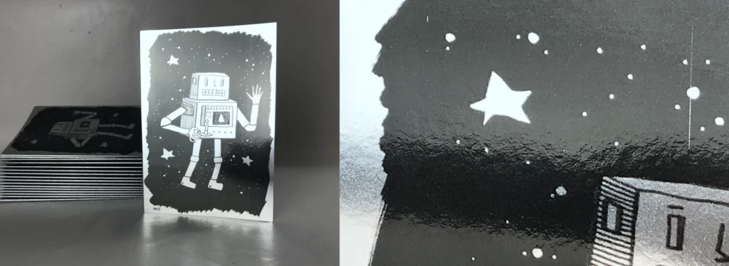 Detailaufnahme der Weihnachtskarte 2025 mit sichtbarem Chromkarton und schwarzem Linienmotiv.