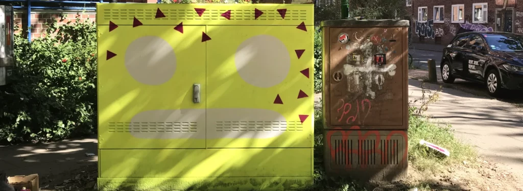 Fast fertig bemalter Stromkasten, Details der Illustration sichtbar