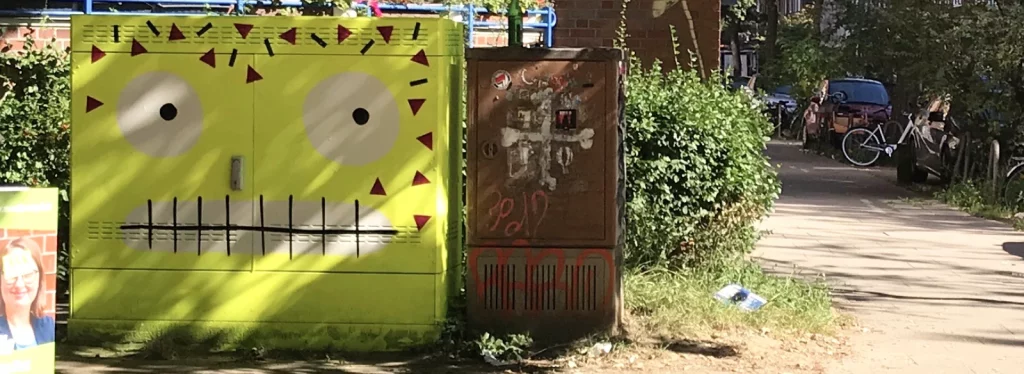 Fast fertiger Stromkasten mit leuchtenden Farben und klaren Formen