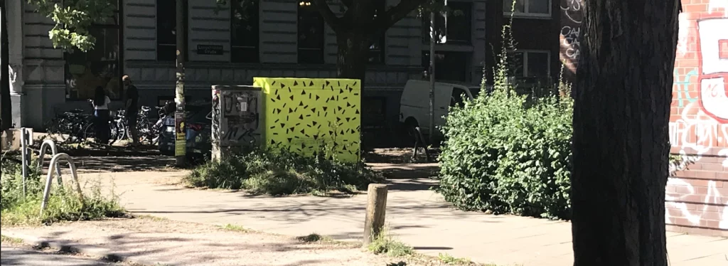 Fertig bemalter Stromkasten, Seitenansicht mit Details der Illustration