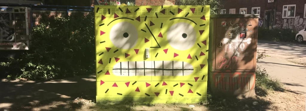 Fertig gestalteter gelber Stromkasten im öffentlichen Raum