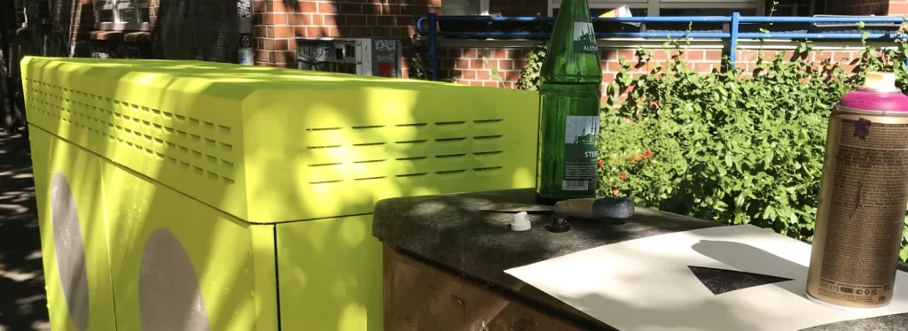 Stromkasten mit vollständig aufgetragener gelber Basisschicht