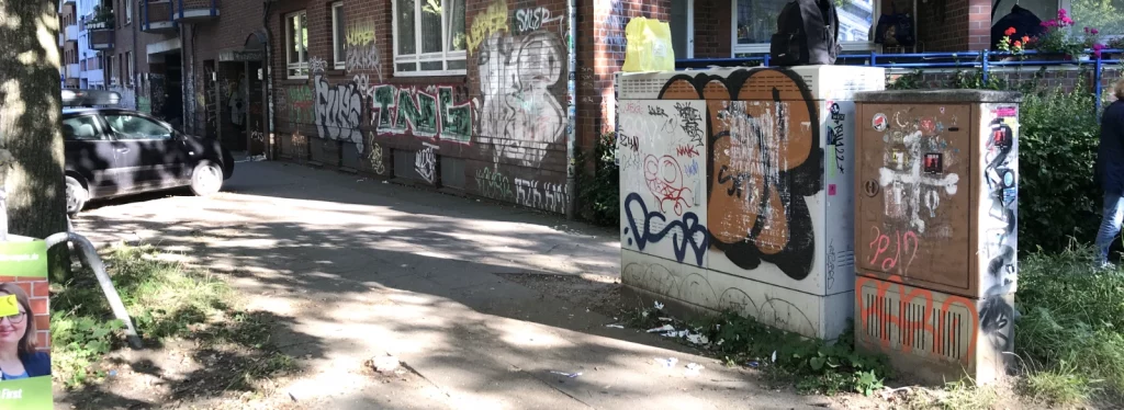 Grauer Stromkasten vor Beginn der Bemalung im öffentlichen Raum