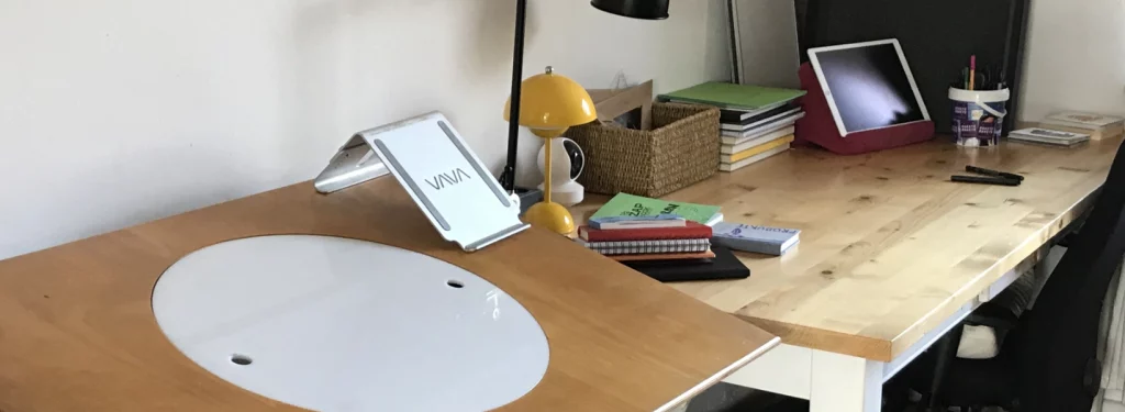 Arbeitstisch im Illustrationsatelier von Fiete Rakete mit Zeichnungen, Druckmaterial und kreativen Postern