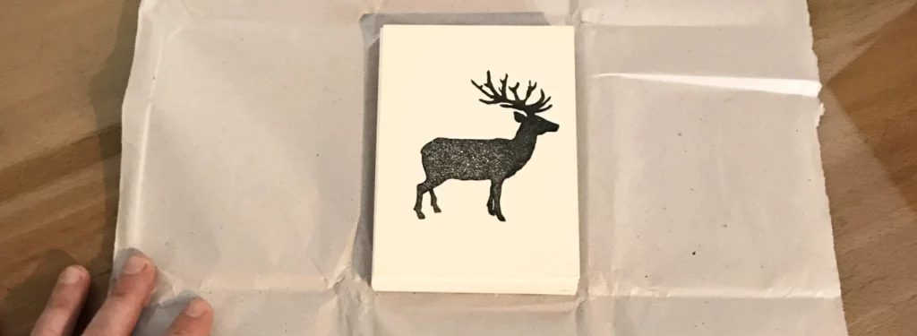 Poster und Postkarten werden sorgfältig für den Versand im Atelier von Fiete Rakete verpackt – limitierte Auflagen